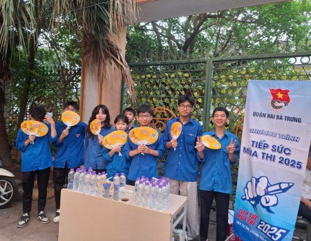 Sắc đỏ tình nguyện tiếp sức mùa thi: “Đội hoa phượng đỏ” Trường THPT Mai Hắc Đế lan tỏa yêu thương