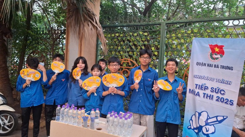 Sắc đỏ tình nguyện tiếp sức mùa thi: “Đội hoa phượng đỏ” Trường THPT Mai Hắc Đế lan tỏa yêu thương