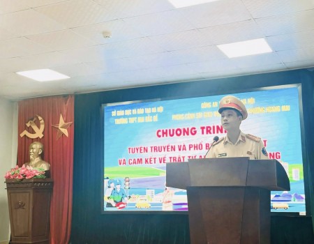 Công an phường Hoàng Mai tuyên truyền an toàn giao thông tại Trường THPT Mai Hắc Đế