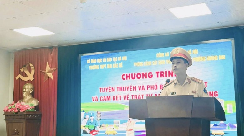 Công an phường Hoàng Mai tuyên truyền an toàn giao thông tại Trường THPT Mai Hắc Đế